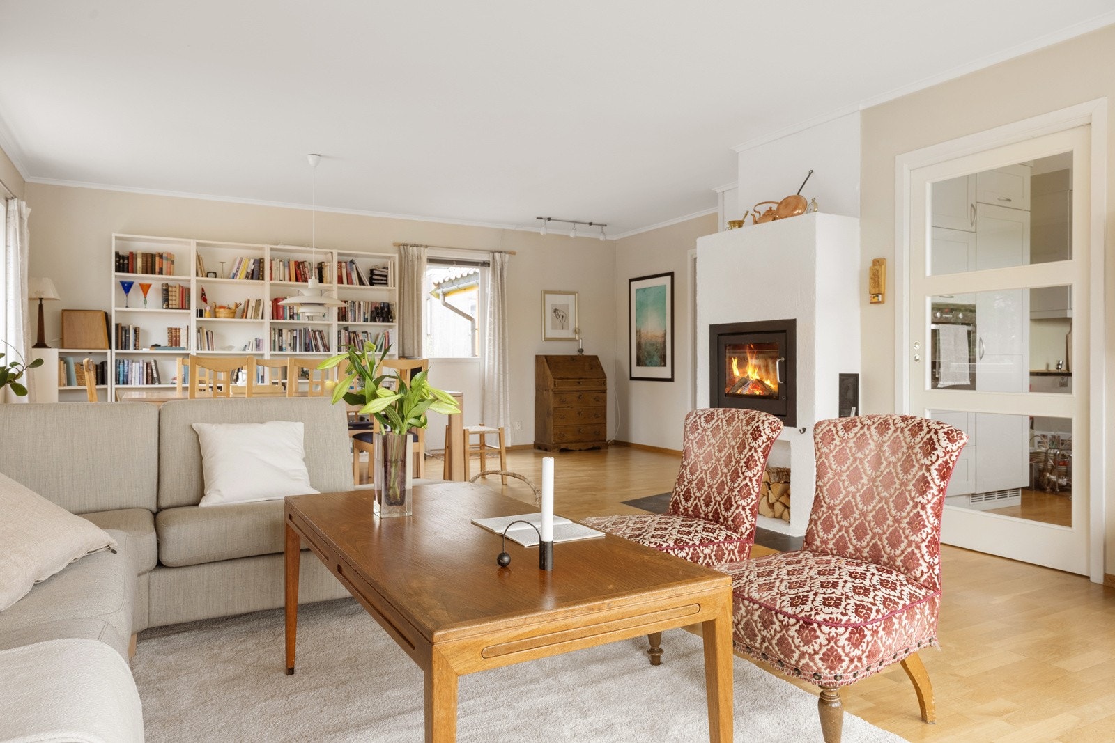 Familievennlig enebolig med attraktiv beliggenhet, garasje, leieinntekt på 9.500,- og solrike uteområder! Galleribilde