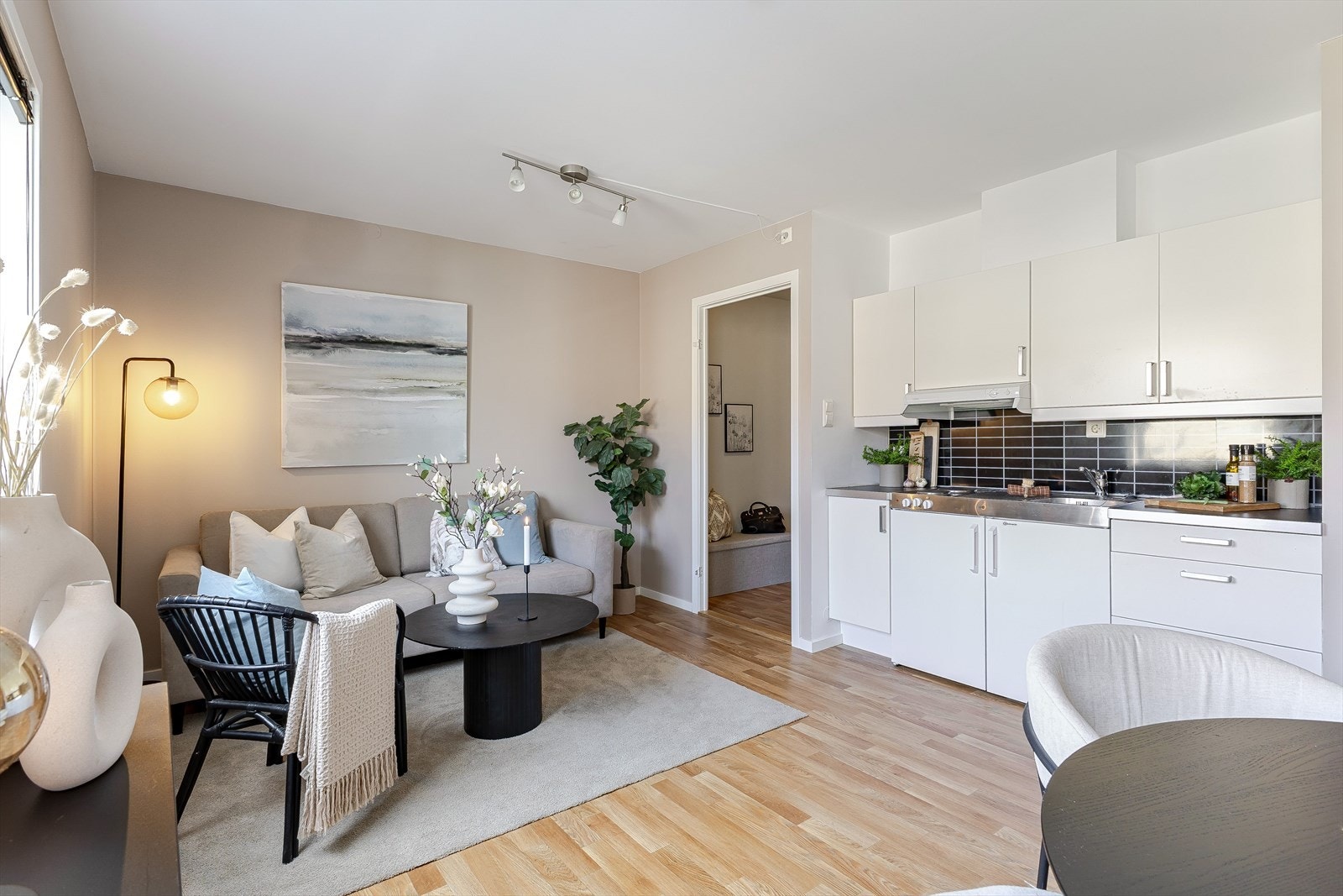 Stilrent kjøkken i hvit utførelse Galleribilde