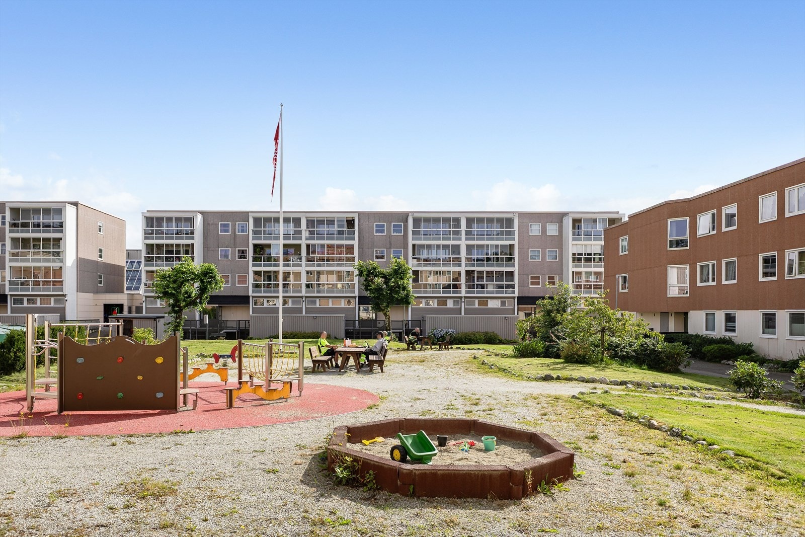 Sosialt og trivelig uteområde med benker Galleribilde