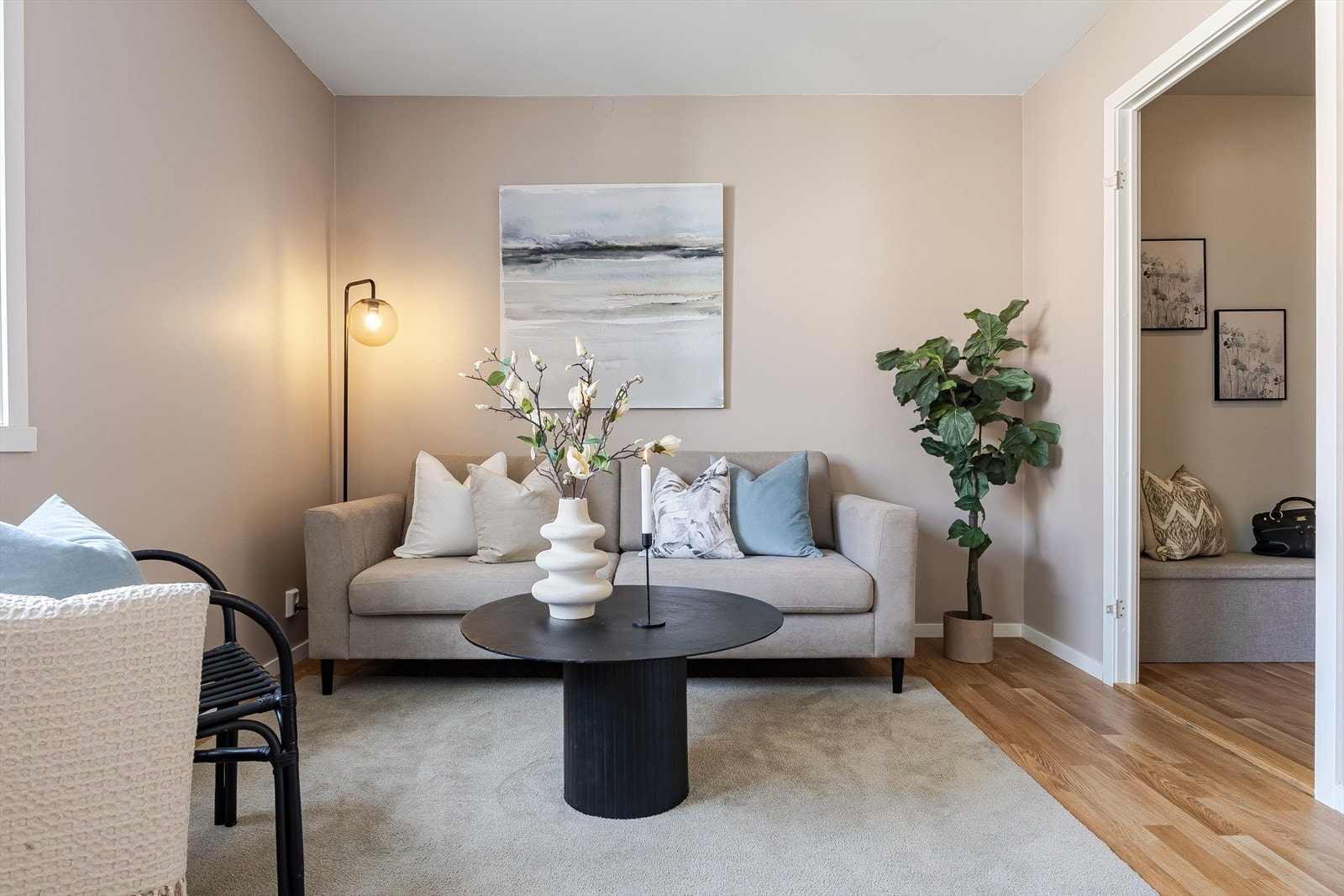 Flott og lys stue med gode lysforhold Galleribilde