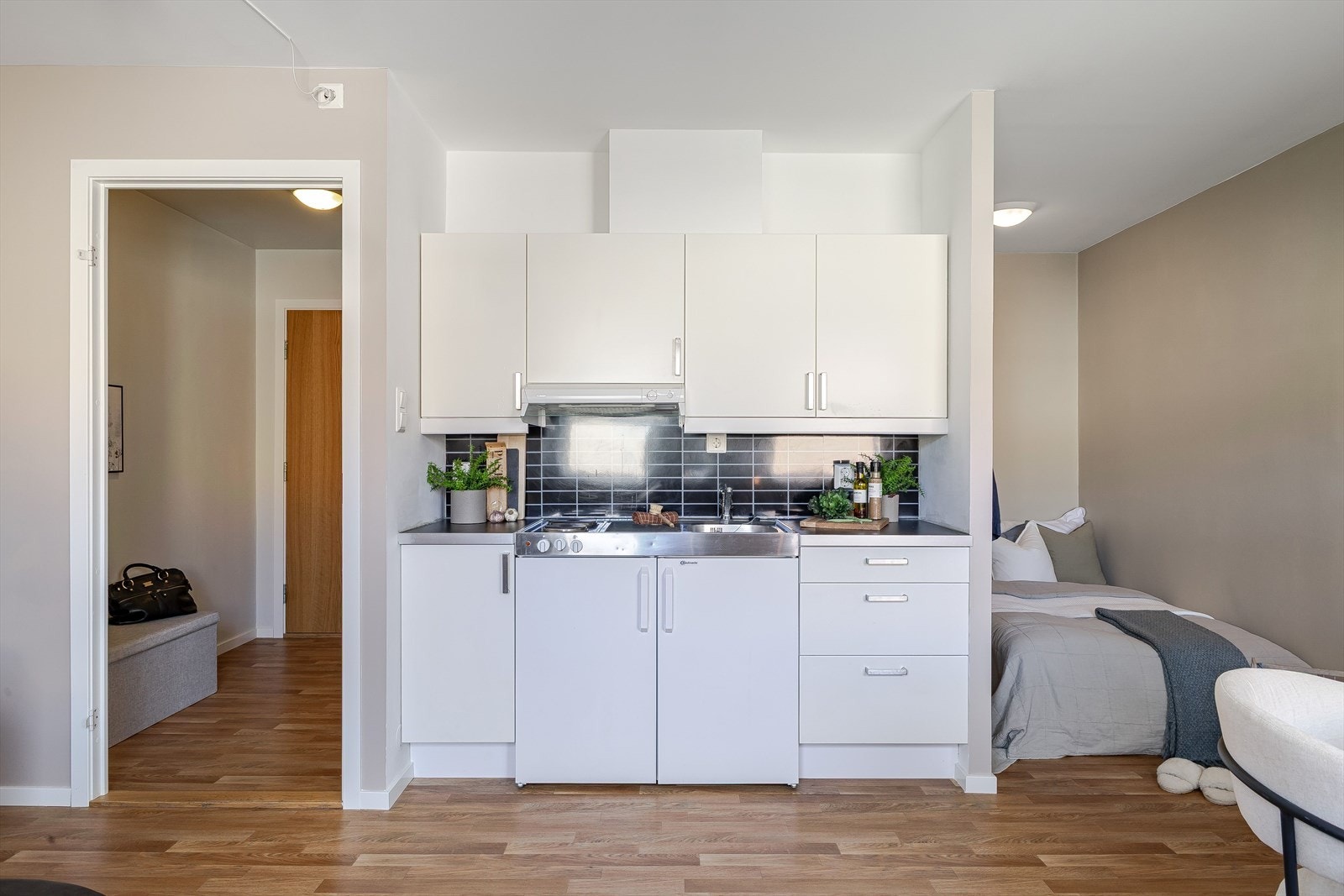 Praktisk kjøkken med godt med skapplass Galleribilde