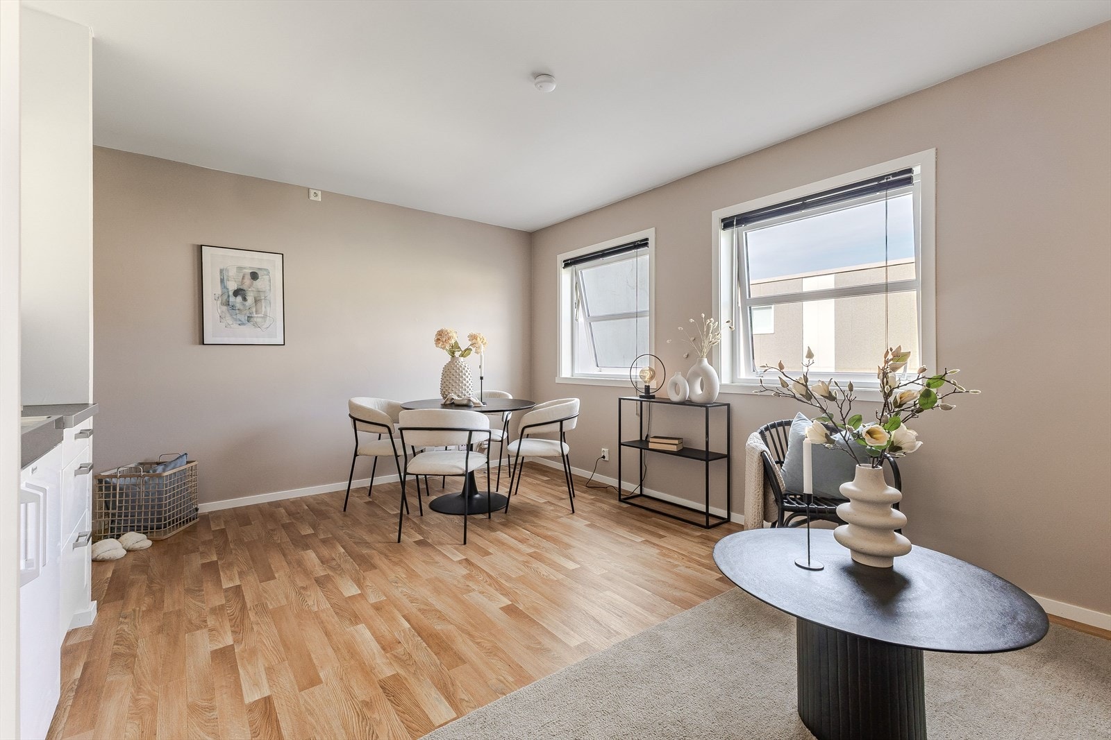 Flere vinduer gir gode lysforhold i leiligheten Galleribilde