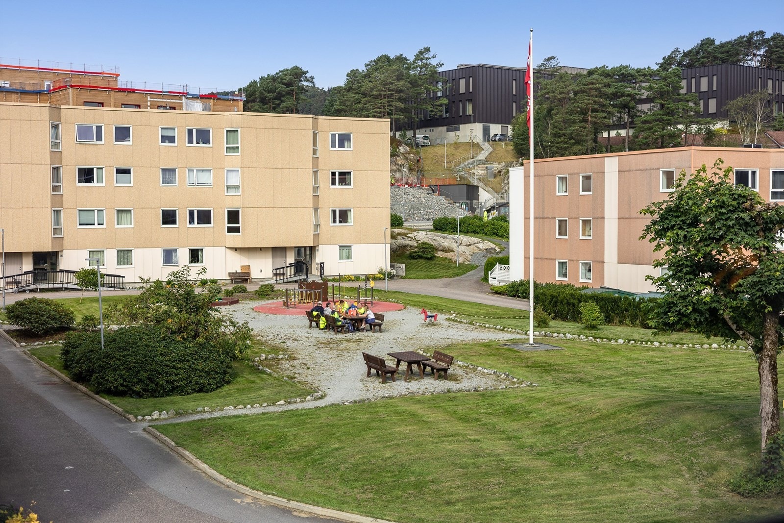 Pent opparbeidede fellesarealer med blant annet lekeplass og grøntområder Galleribilde