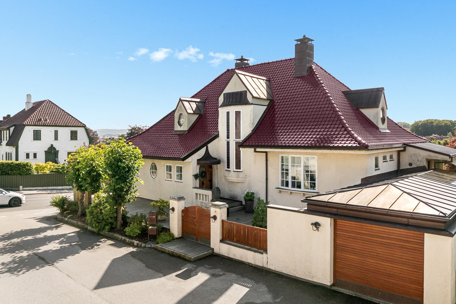 En nydelig villa fra 1918 som er godt ivaretatt og betydelig påkostet, oppusset og modernisert av selger. Galleribilde