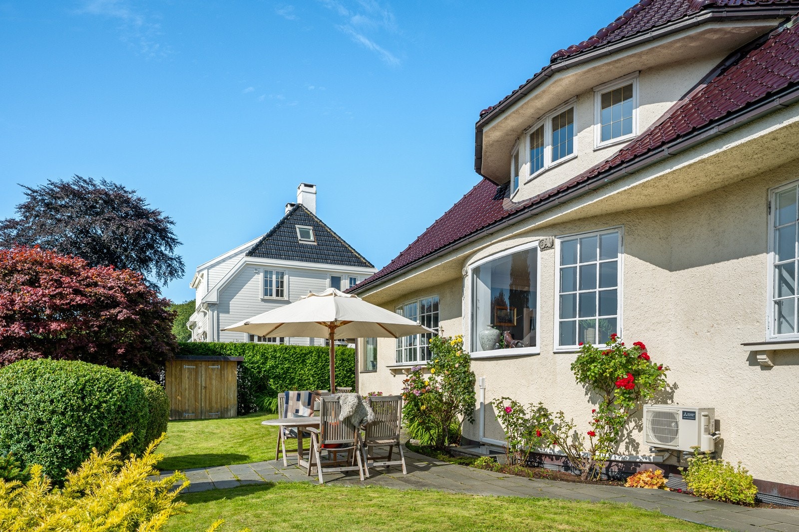 Det er flere ulike soner hvor man kan ha diverse sittegrupper og det vil alltid være en plass hvor man kan nyte solen. Galleribilde