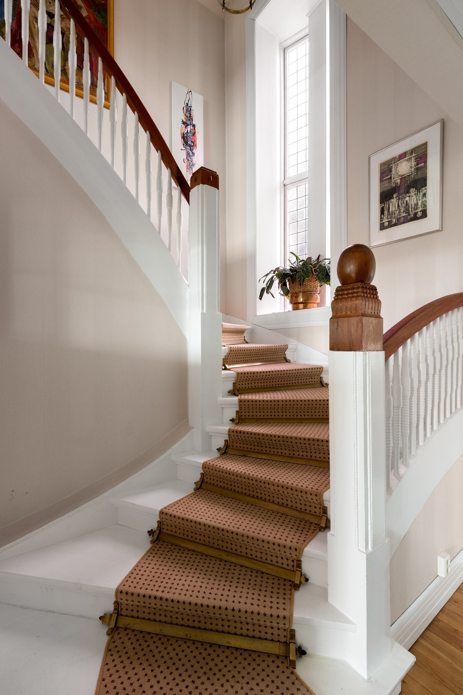 Ihallen er det en hvitmalt trapp som tar deg videre opp til andre etasje. Galleribilde