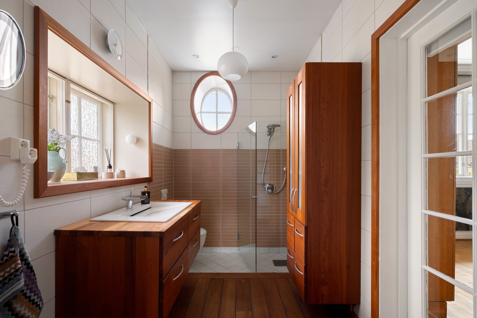 Badet ble oppgradert i 2008 og er innredet med dusjhjørne, vegghengt toalett og innredning er fra Øyfjell Treindustri. Galleribilde