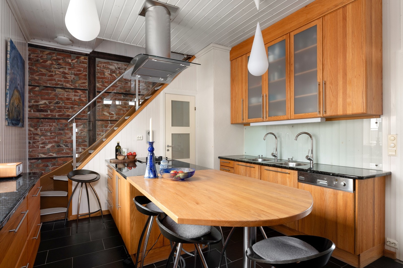 Kjøkkenet kommer med kjøl/fyreskap, oppvaskmasking, komfyr, dampkoker, varmeskap, platetopp og avfallskvern i vask. Galleribilde