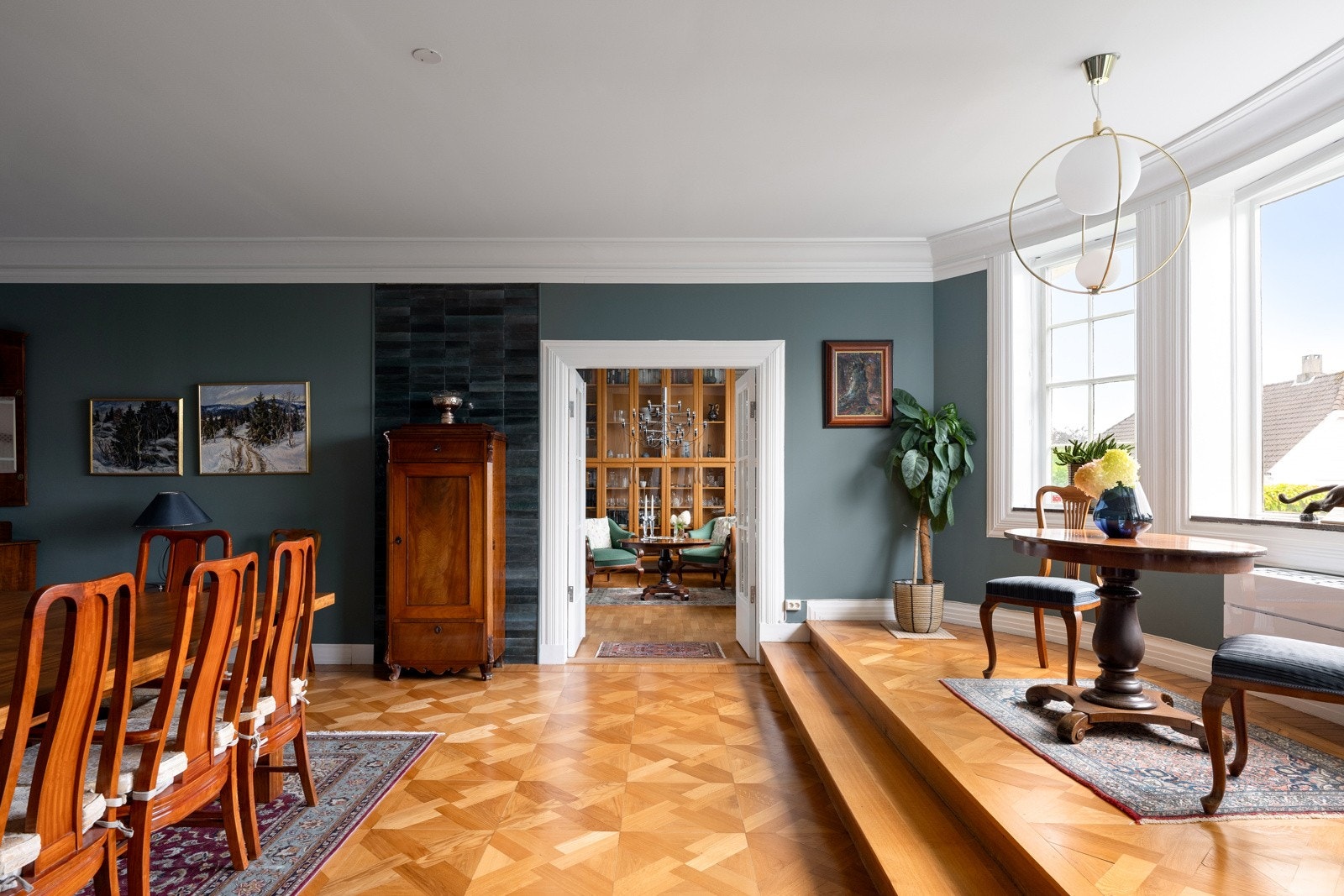 Spisestuen knytter første etasje fint mellom begge stuene. Midtstuen fungerer i dag som et samlingspunkt. Galleribilde