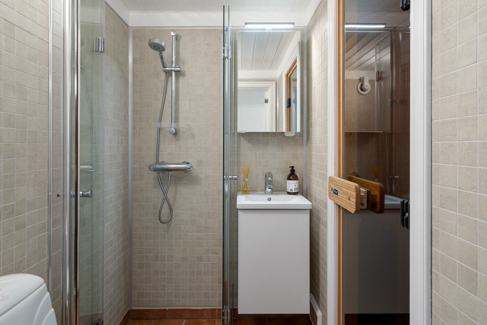 Badet i kjelleren ble fornyet i 2020 med flislagt gulv og vegger, dusjhjørne og enkel innredning. Her ligger der en herlig badstue i bakkant av badet. Galleribilde