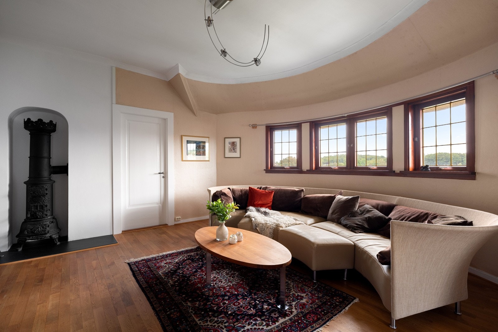 Her har du god plass til sofa og rommet har en fin atmosfære. Galleribilde