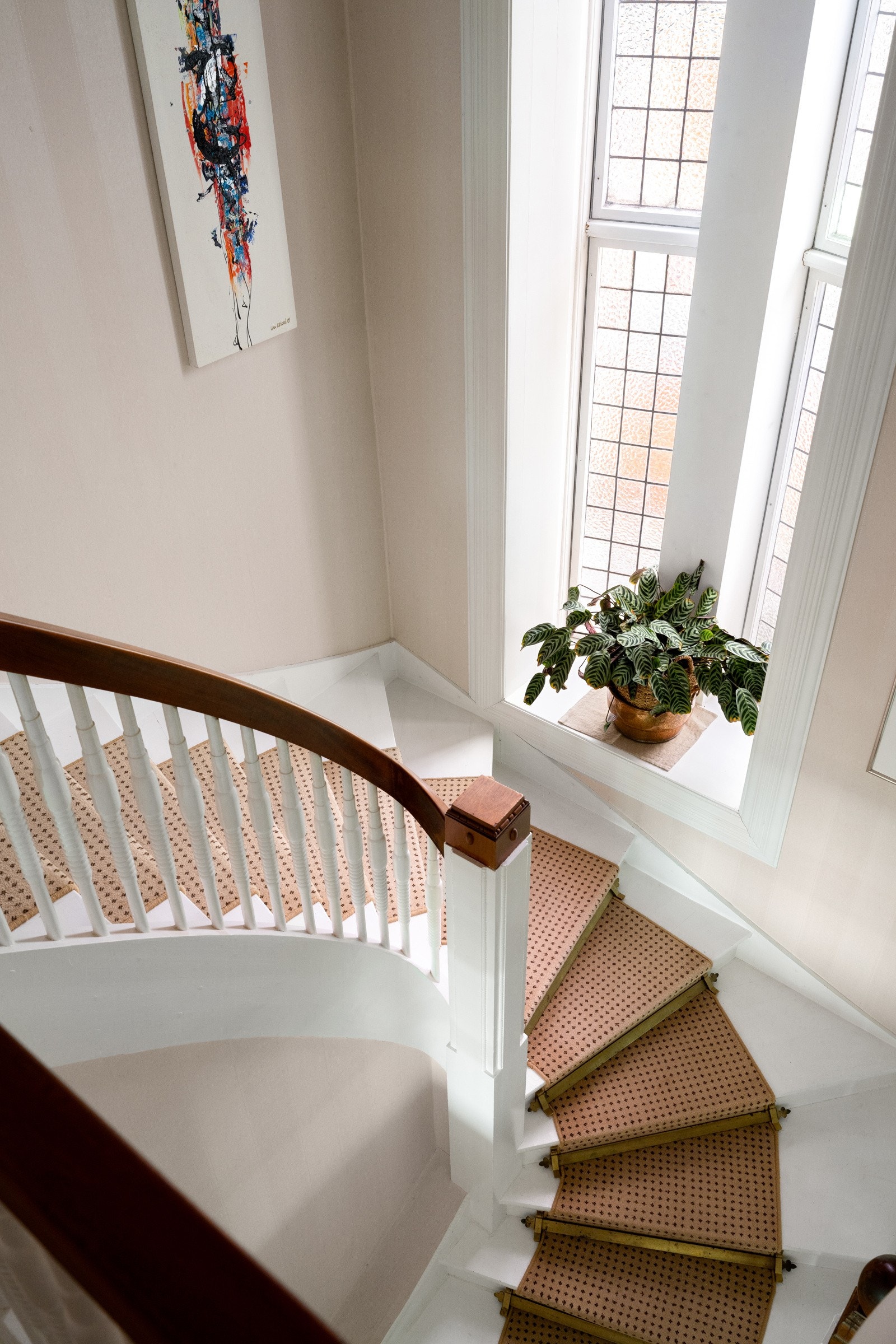 I trappen er det Håndtilpasset og sydd teppe med trappejern i bronse fra Drumtochty Castle i Skottland. Galleribilde