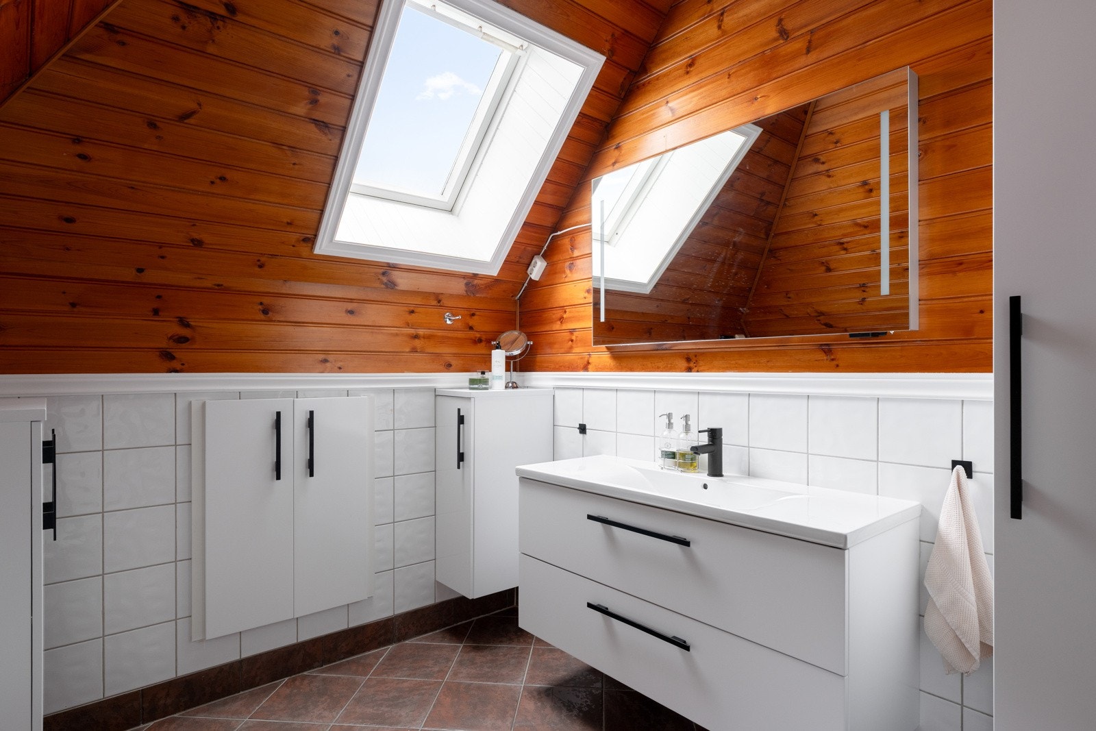 Badet i andre etasje har tilgang fra både gang og soverom. Galleribilde