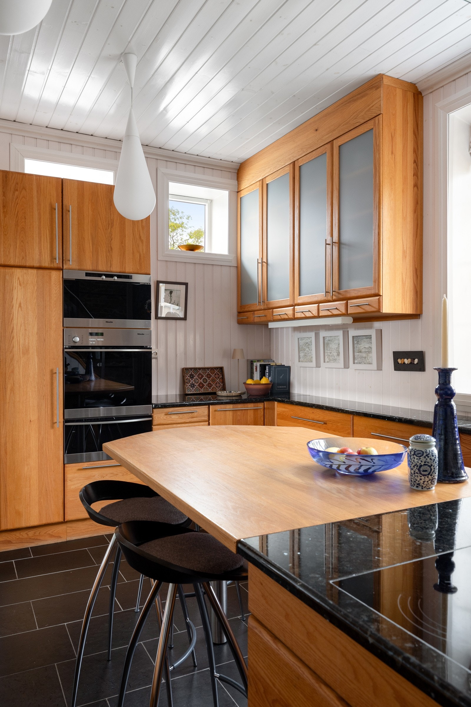 I forlengelse av kjøkkenøyen er det et pent frokostbord med plass til hele familien. Galleribilde