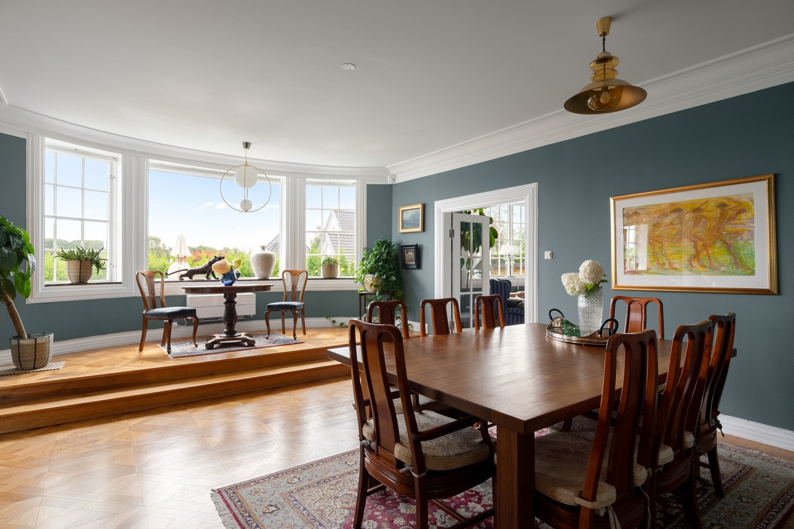 Velkommen til denne magiske spisestuen med overbevisende takhøyde. Galleribilde