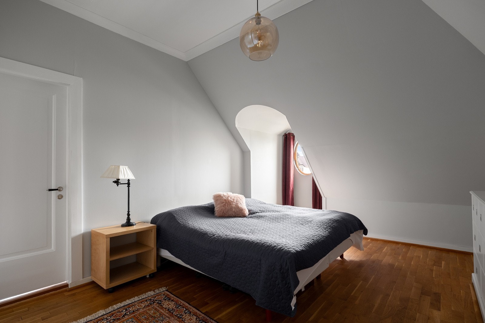 Soverommet i andre etasje har direkte tilgang til badet og vil naturlig regnes som hovedsoverommet. Galleribilde