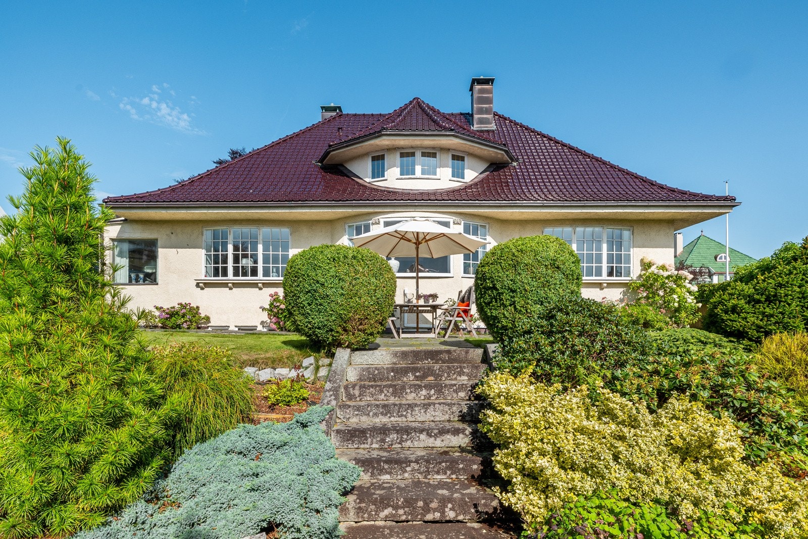 På baksiden av huset har man en nydelig og pent opparbeidet hage. Her ble all jord-masse byttet ut i 2004 og natursteins mur satt opp mot Holbergsgate 42 Galleribilde