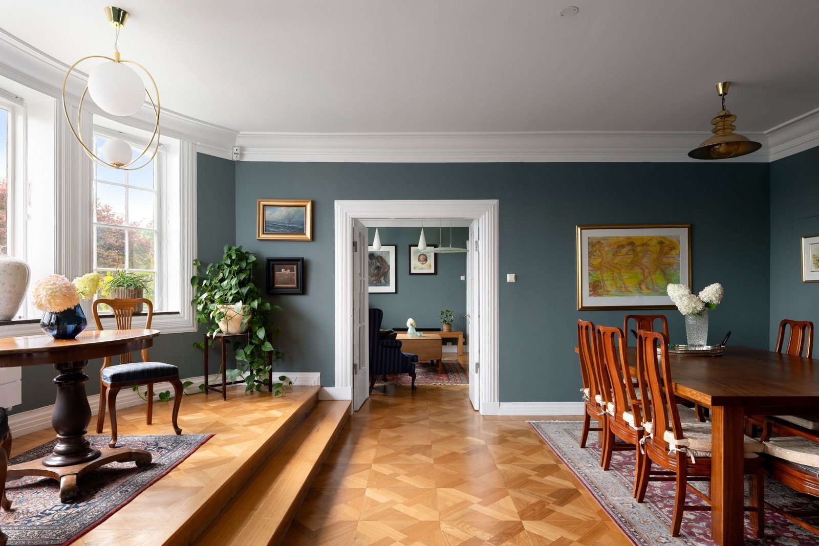 Nydelig tregulv og en flott blågrønn farge på veggene. Galleribilde