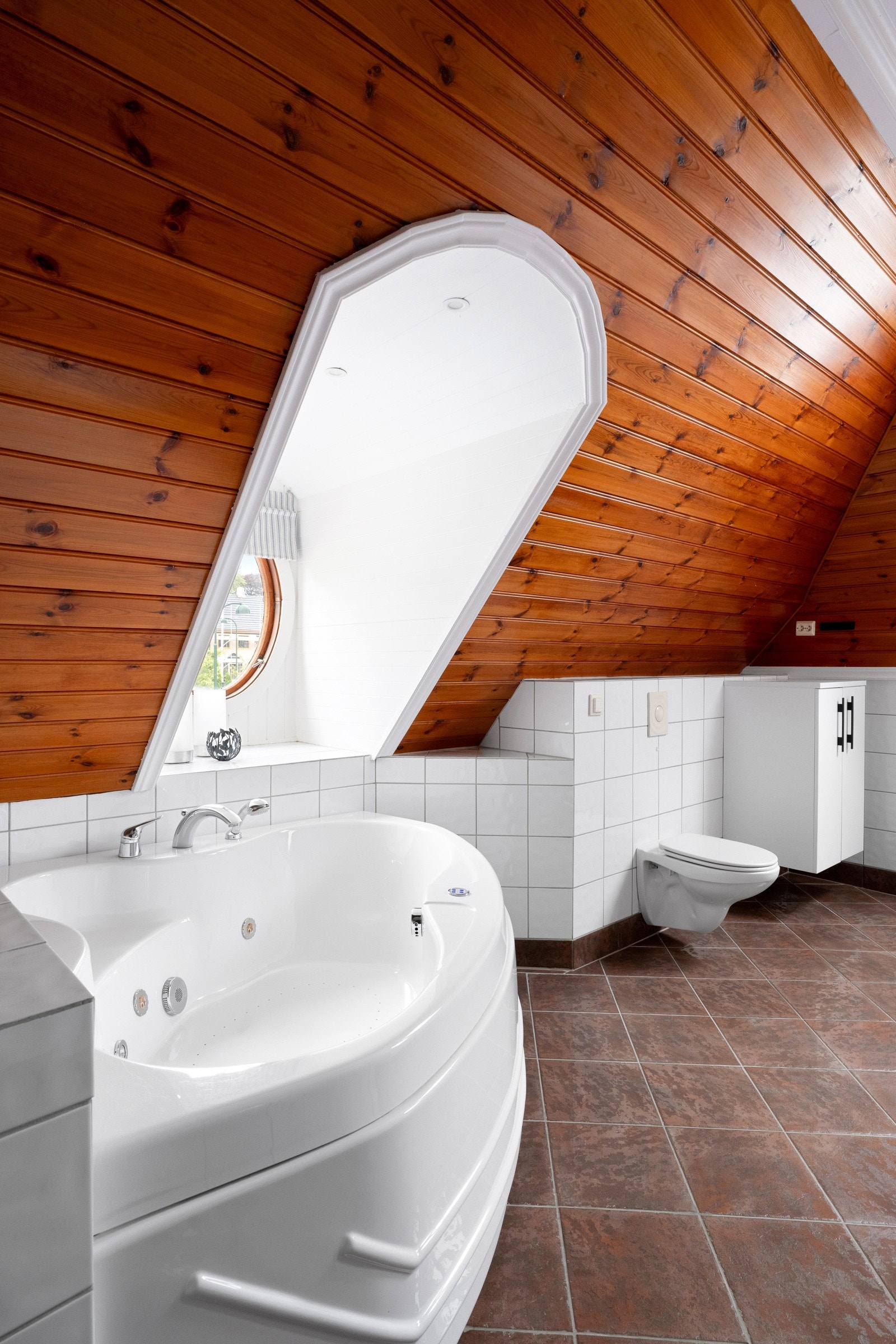 Vegghengt toalett og hjørnebadekar. Galleribilde