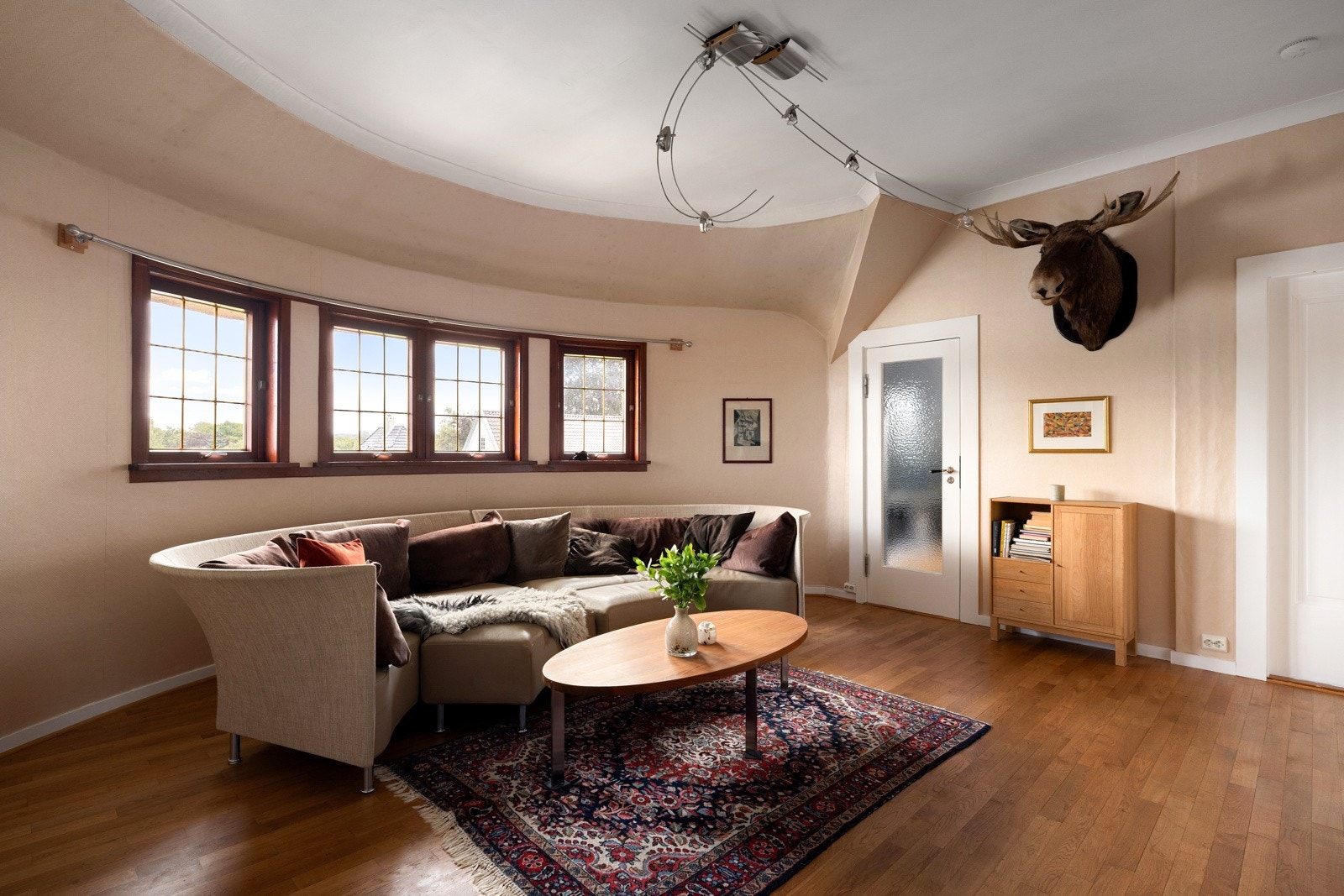 Nydelige sprossevinduer som bringer rikelig med naturlig lys. Galleribilde