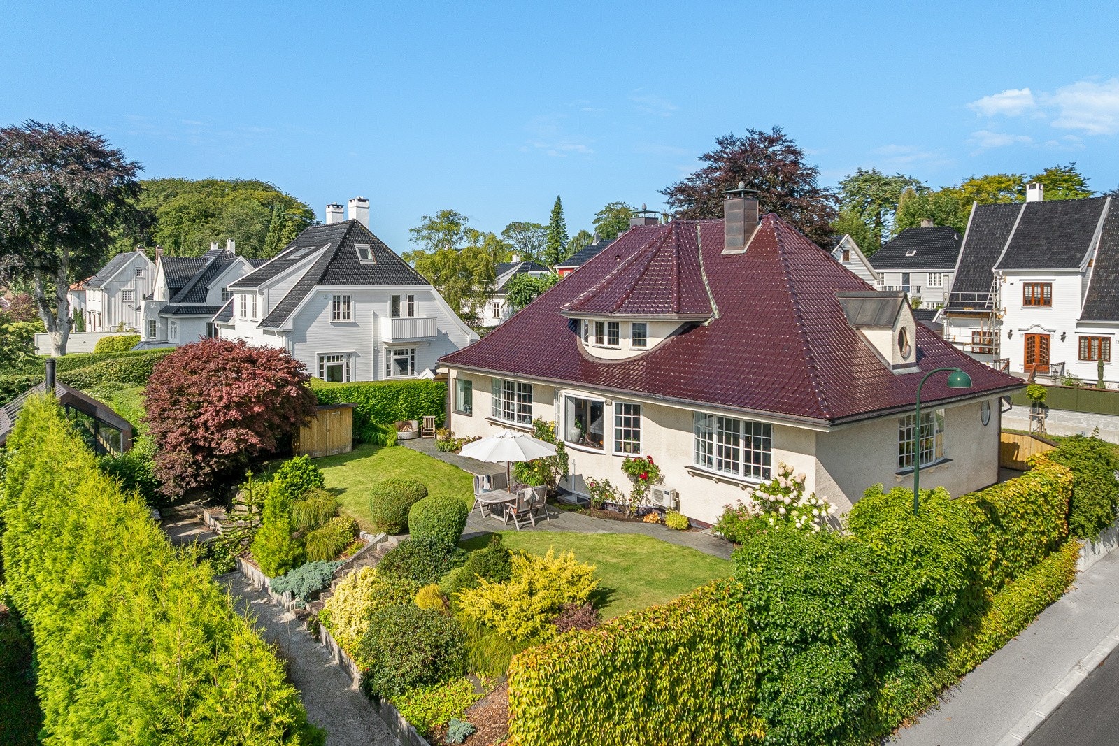 Velkommen til Dronningens gate 10! En lekker murvilla flott plassert på en solrik hjørnetomt i et av Stavangers mest ærverdige områder. Galleribilde
