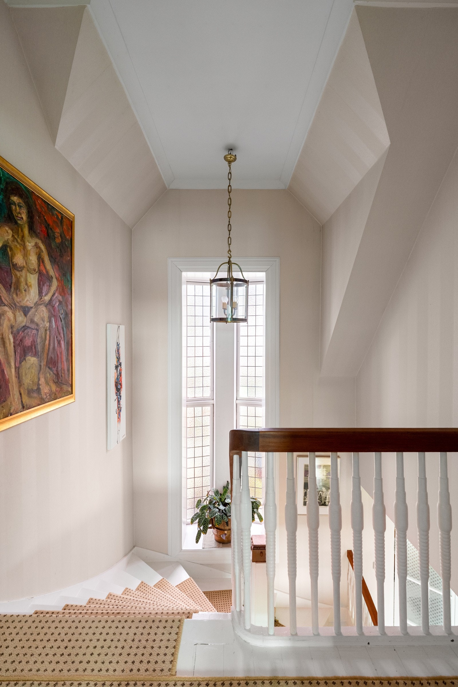 Trappeoppgangen har god takhøyde og et høyt karnapp med blyglassvinduer. Galleribilde