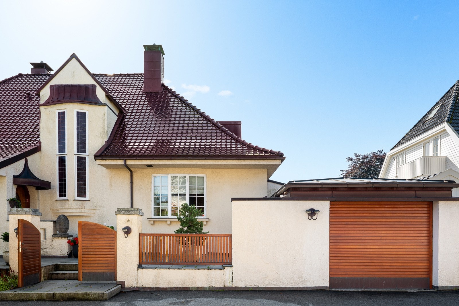 Garasjen ble oppført i 2004 og via bi-inngangen kommer man tørrskodd til og fra bilen. Galleribilde