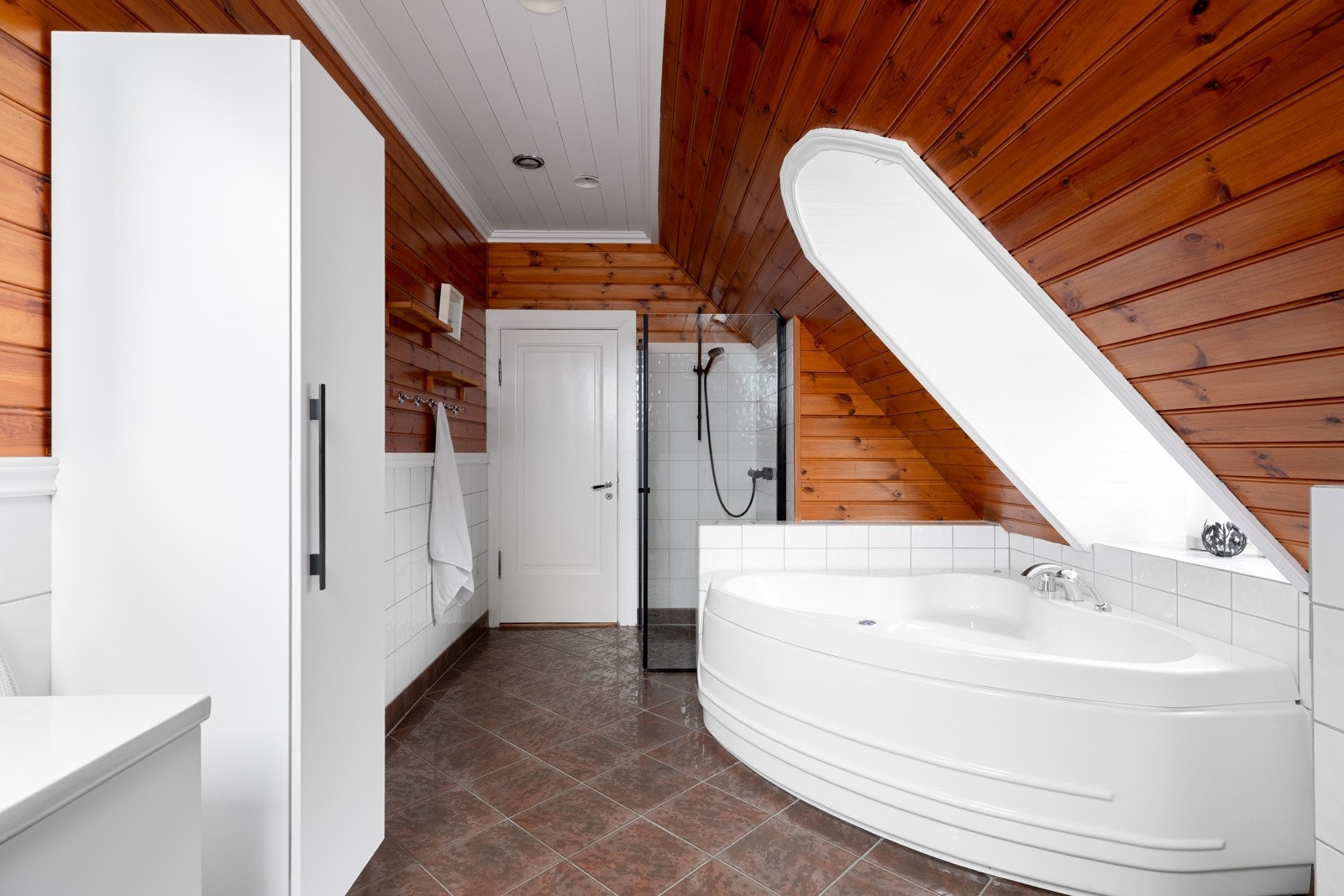 Badet ble pusset opp i 2000 med innredning som ble fornyet i 2021. Badegulvet er belagt med porselen-fliser og det innredet med dusjhjørne. Galleribilde