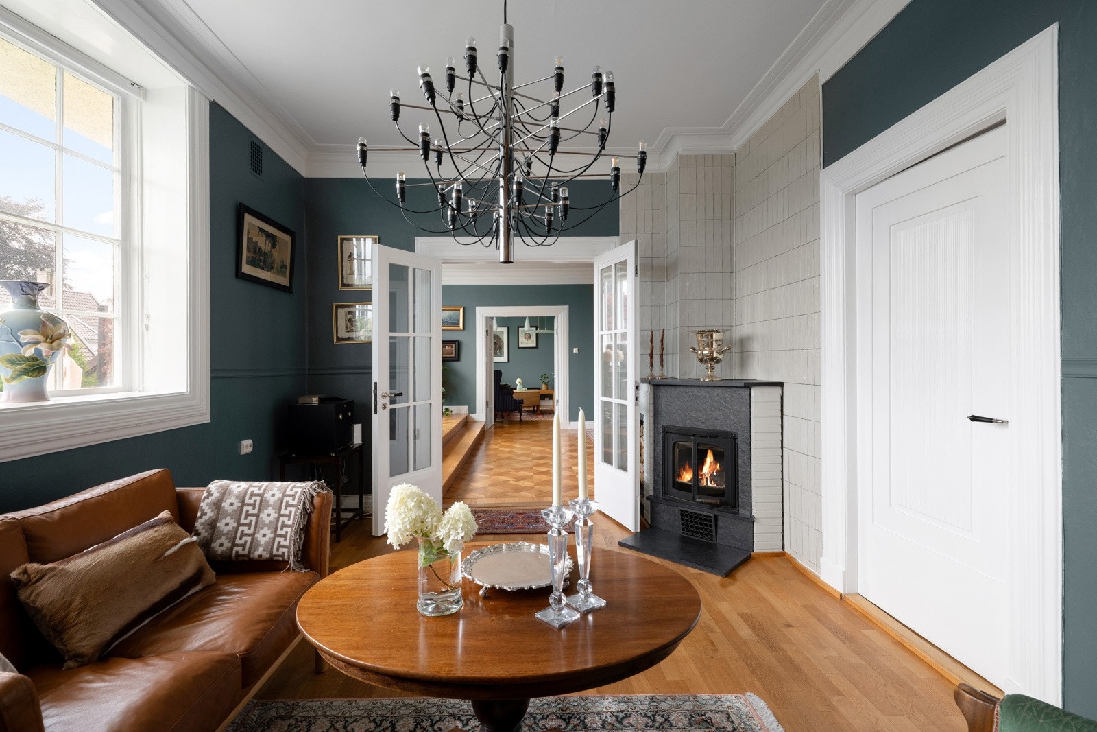 Stuen mot øst har en fin peis, fantastisk på kalde vinterdager og til peiskos i juletider og fører deg til hovedsoverommet. Galleribilde