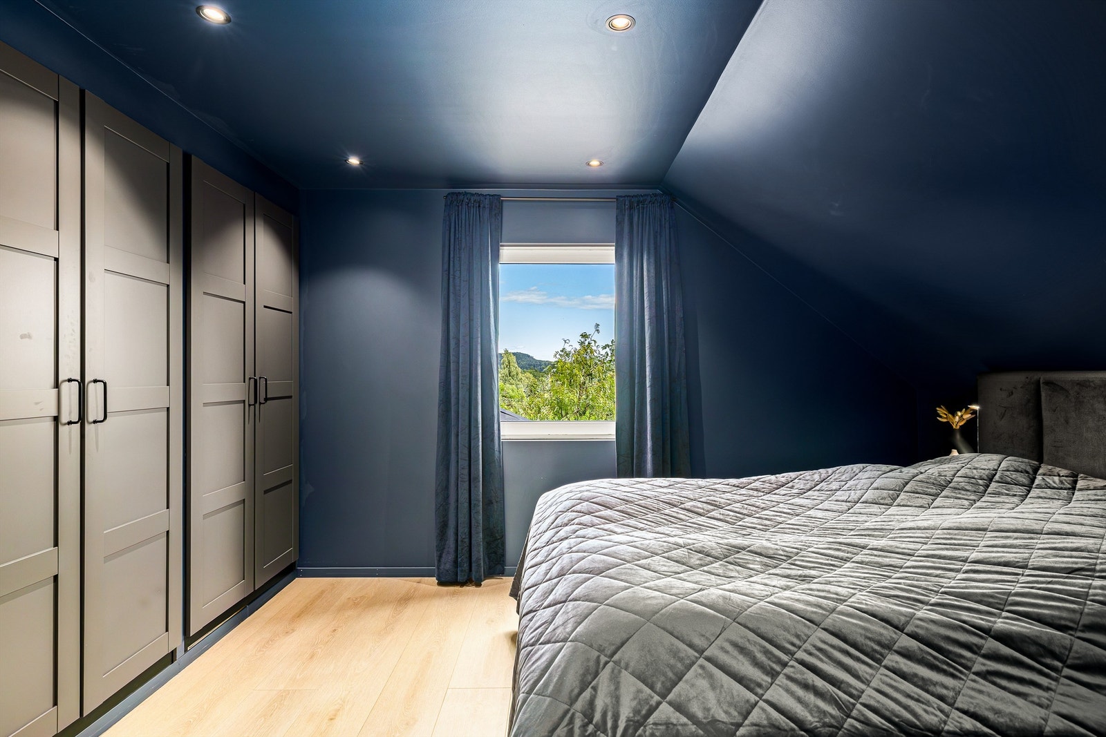 Hovedsoverom - i blått, en beroligende farge. Galleribilde