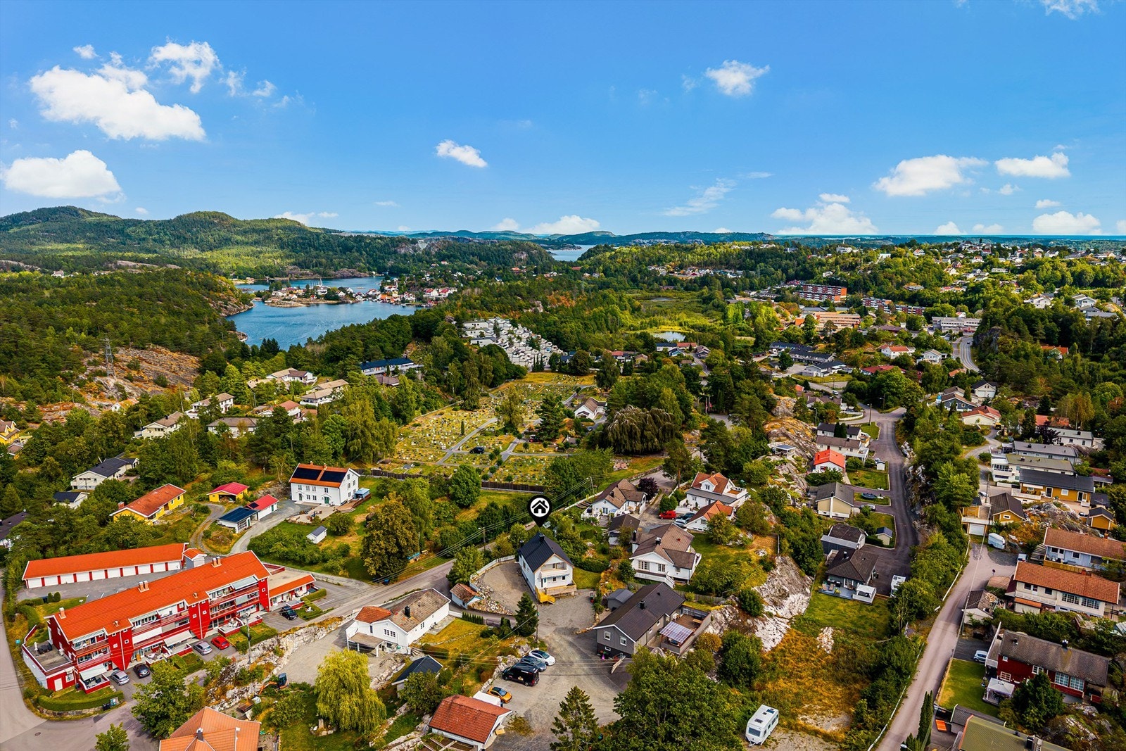 Dagligvarebutikk finner du i umiddelbar nærhet. Herfra er det gangavstand til sentrum, ca. 15 min, samt til sjøen, idrettsplass, skoler og barnehage. Det er også fine turområder i umiddelbar nærhet. Galleribilde