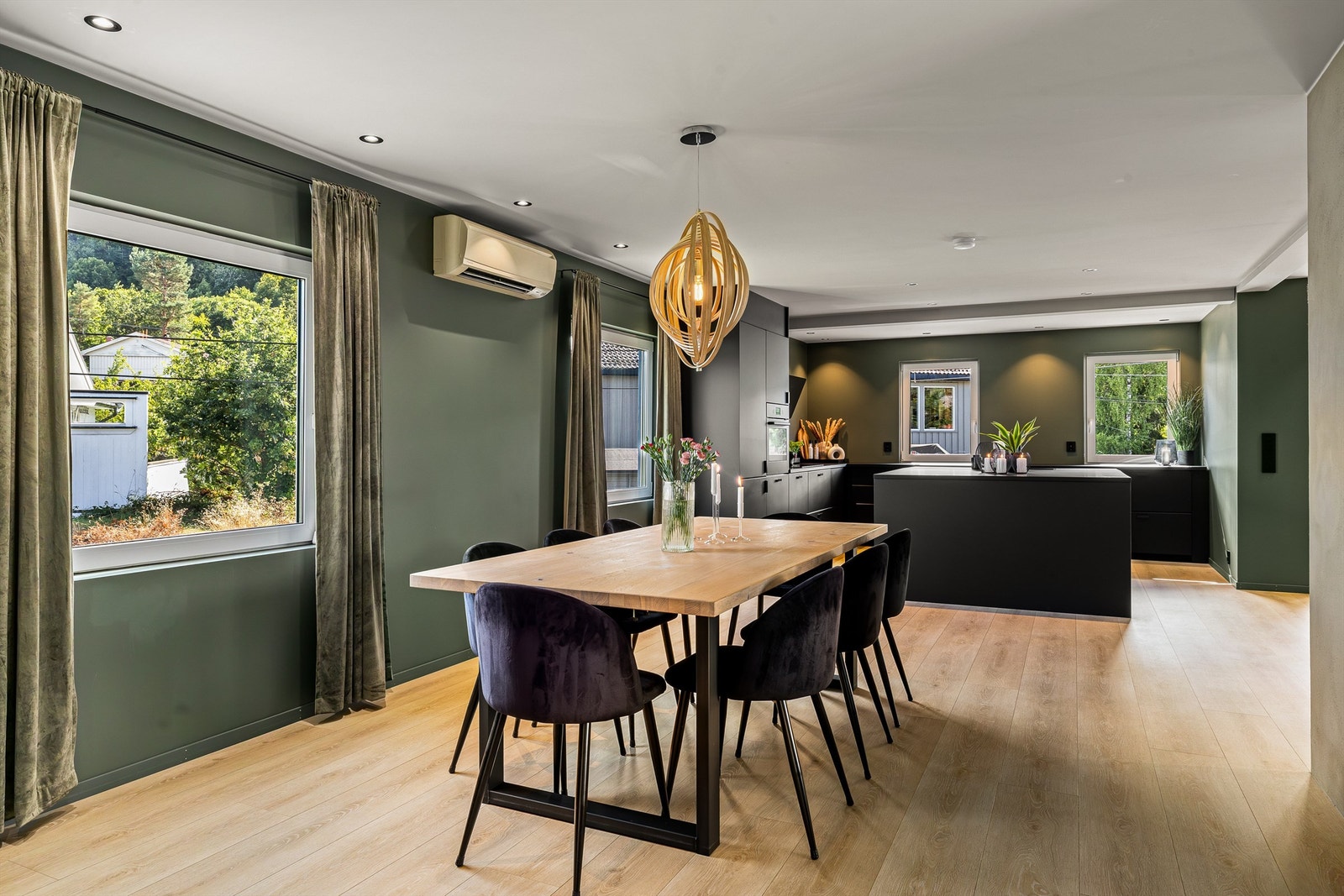 Eneboligen er nyoppusset innvendig i tidsriktige farger. Galleribilde