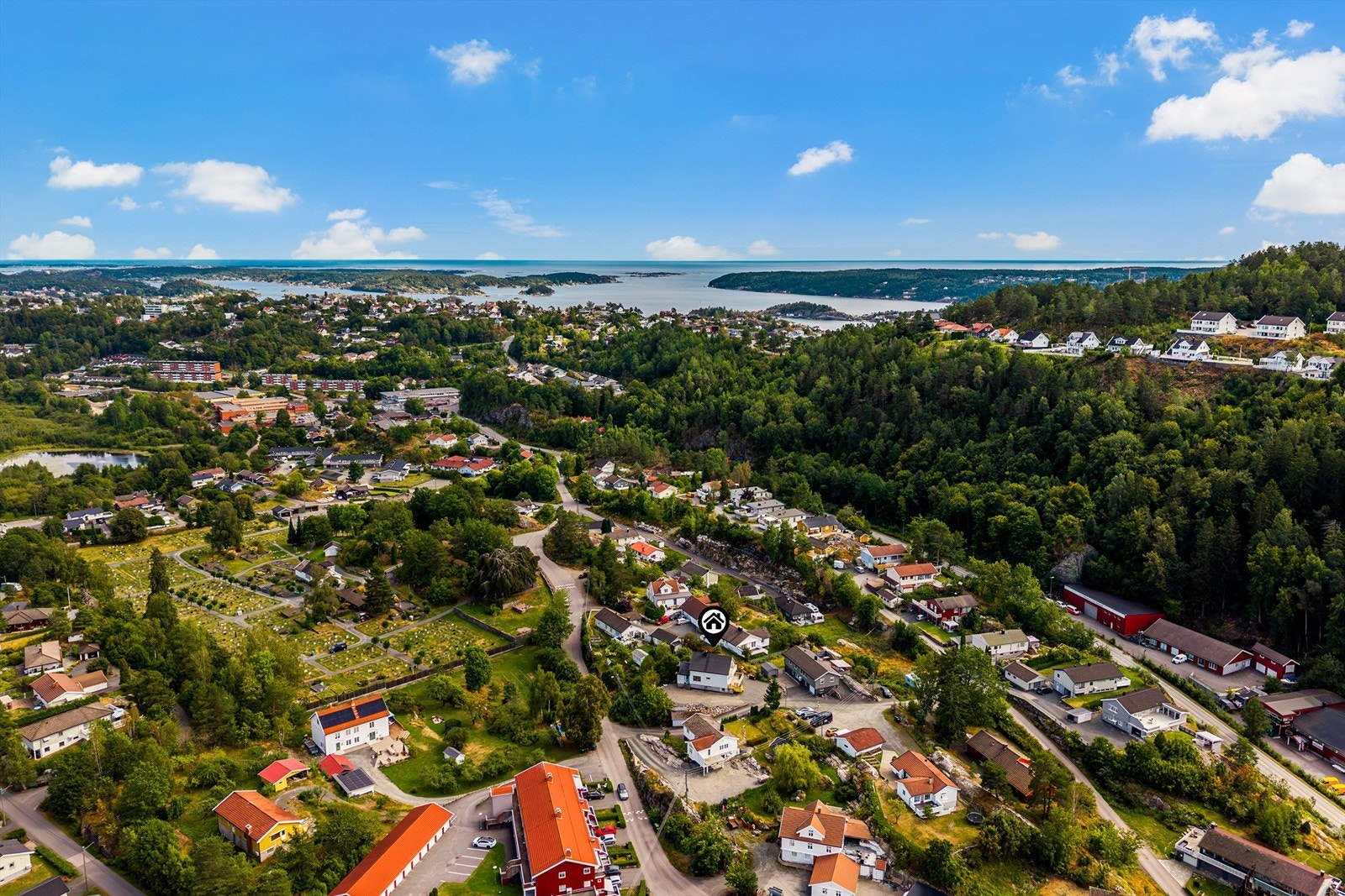Boligen ligger fint til i et rolig boligområde i blindvei, med enkel adkomst til innfartsveien til Kragerø. Galleribilde