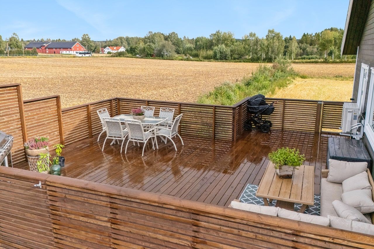 En herlig terrasse med fin utsikt over det omkringliggende kulturlandskapet. Galleribilde