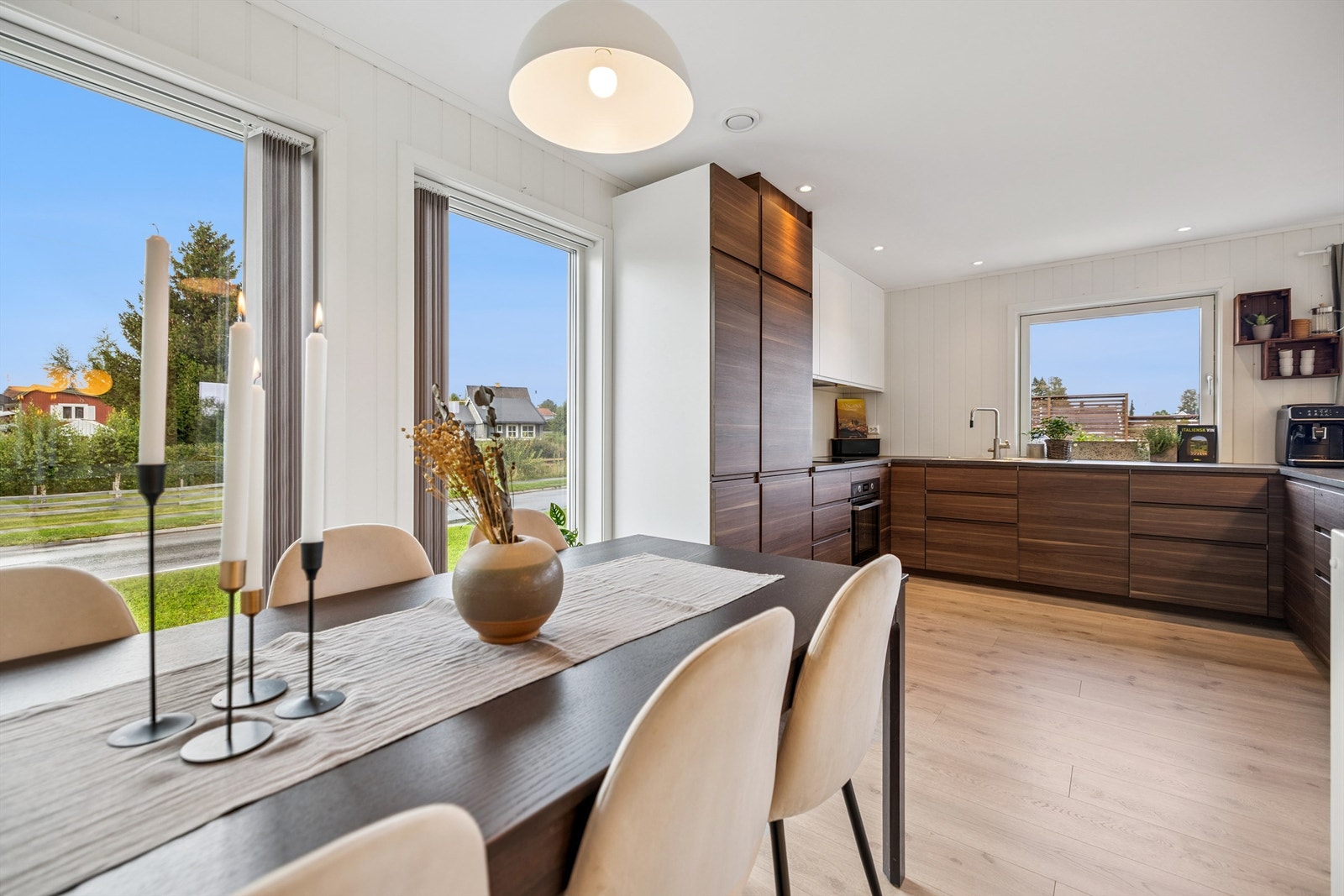 Spisestuen er praktisk plassert i tilknytning til kjøkkenet Galleribilde