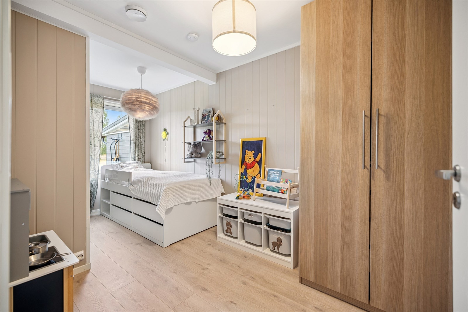 Romslig soverom med god plass til både seng, leker og garderobeløsning. Galleribilde
