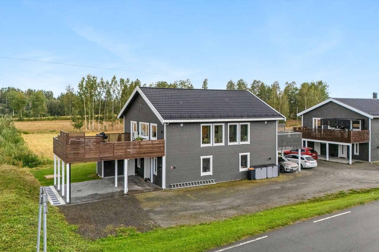 Dette er en moderne halvpart av tomannsbolig fra 2019 med dobbel carport og en herlig, utvidet terrasse. Galleribilde