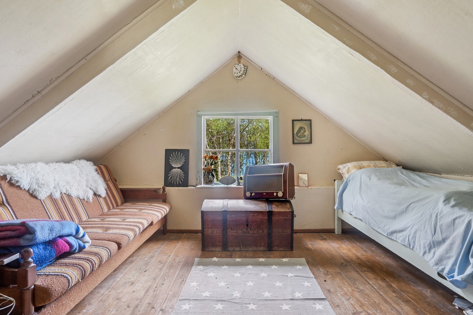 Loftet på uthuset er innredet som ekstra soveplasser. Galleribilde