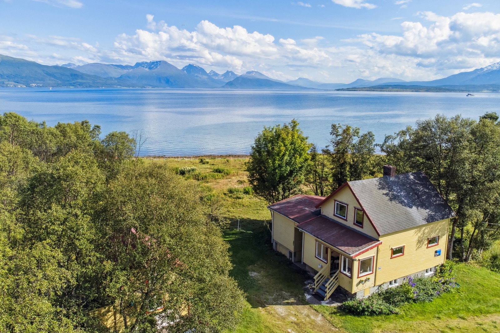 Ligger idyllisk til med havet som nærmeste nabo. Galleribilde