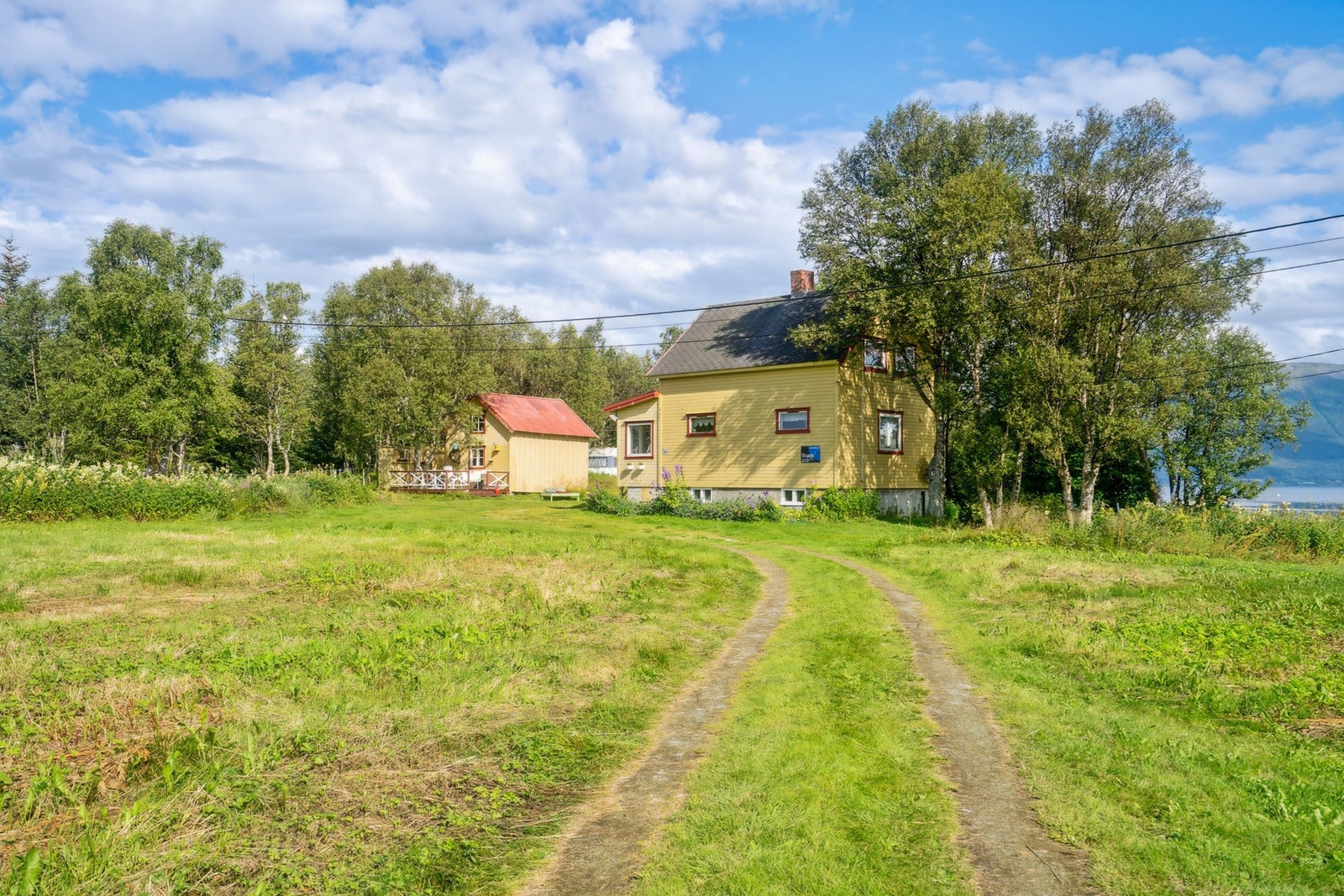 Innkjørsel til boligen Galleribilde