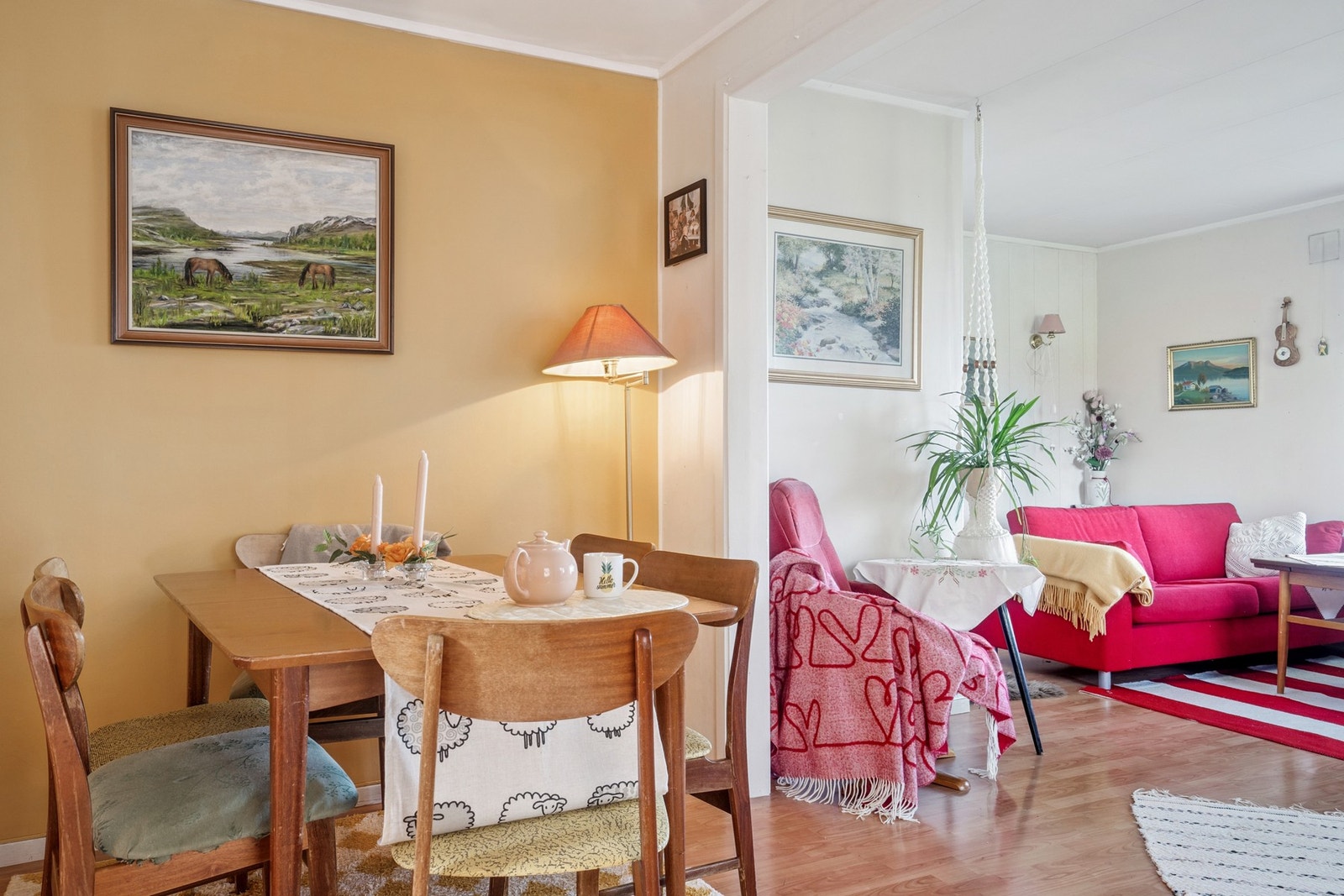 Spisestue/stue Galleribilde