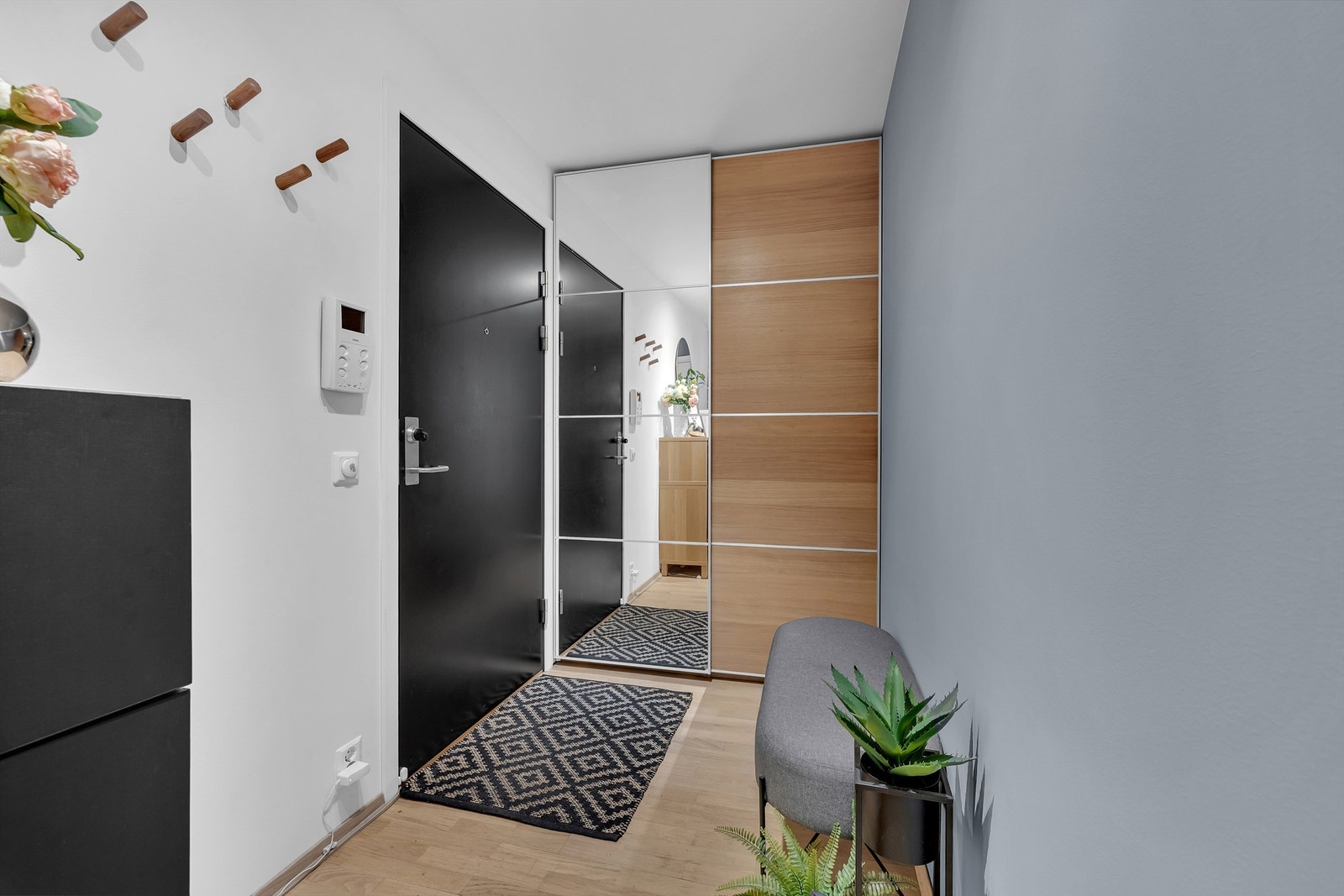 Skyvedørsgarderobe for god oppbevaringsplass av jakker og sko. Galleribilde