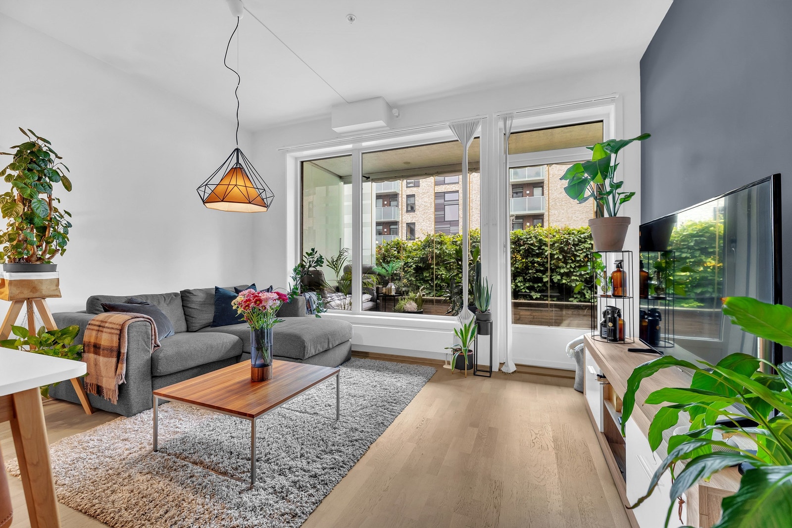 Store vindusflater slipper inn godt med naturlig lys. Utgang til innglasset balkong fra stue på ca. 17 kvm. Galleribilde