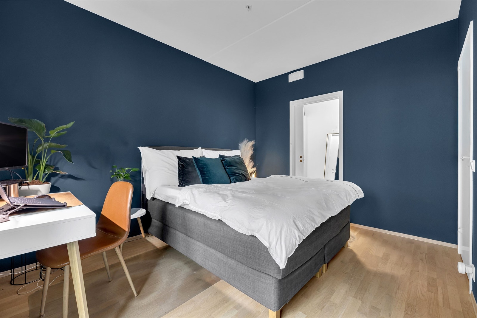 I tilknytning til soverommet er det en innvendig bod via skyvedør som er innredet til walk -in. Galleribilde