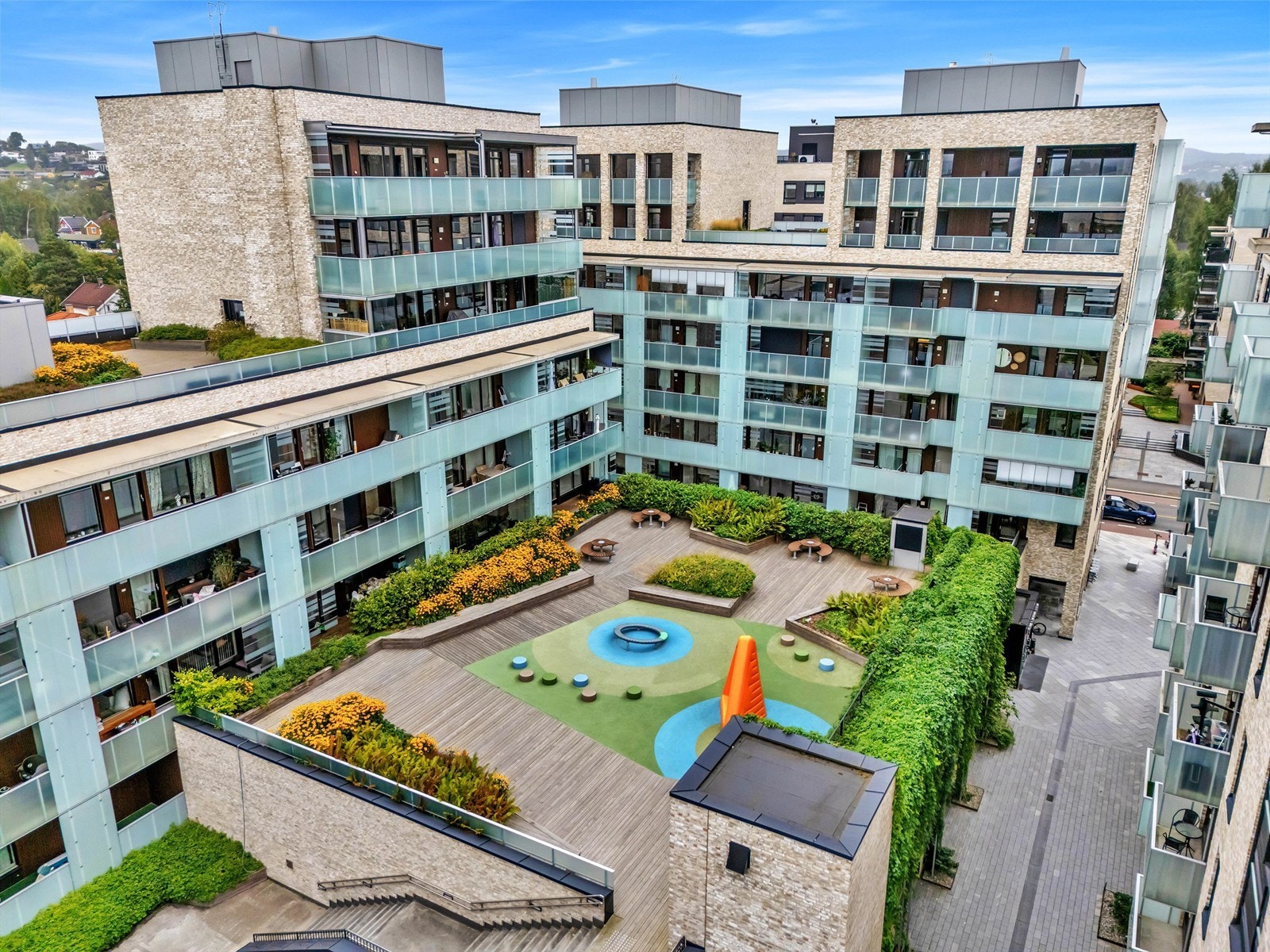I midten av byggene er det laget et atrium, et flott uteareal og lekeplass for kvartalets beboere. Galleribilde