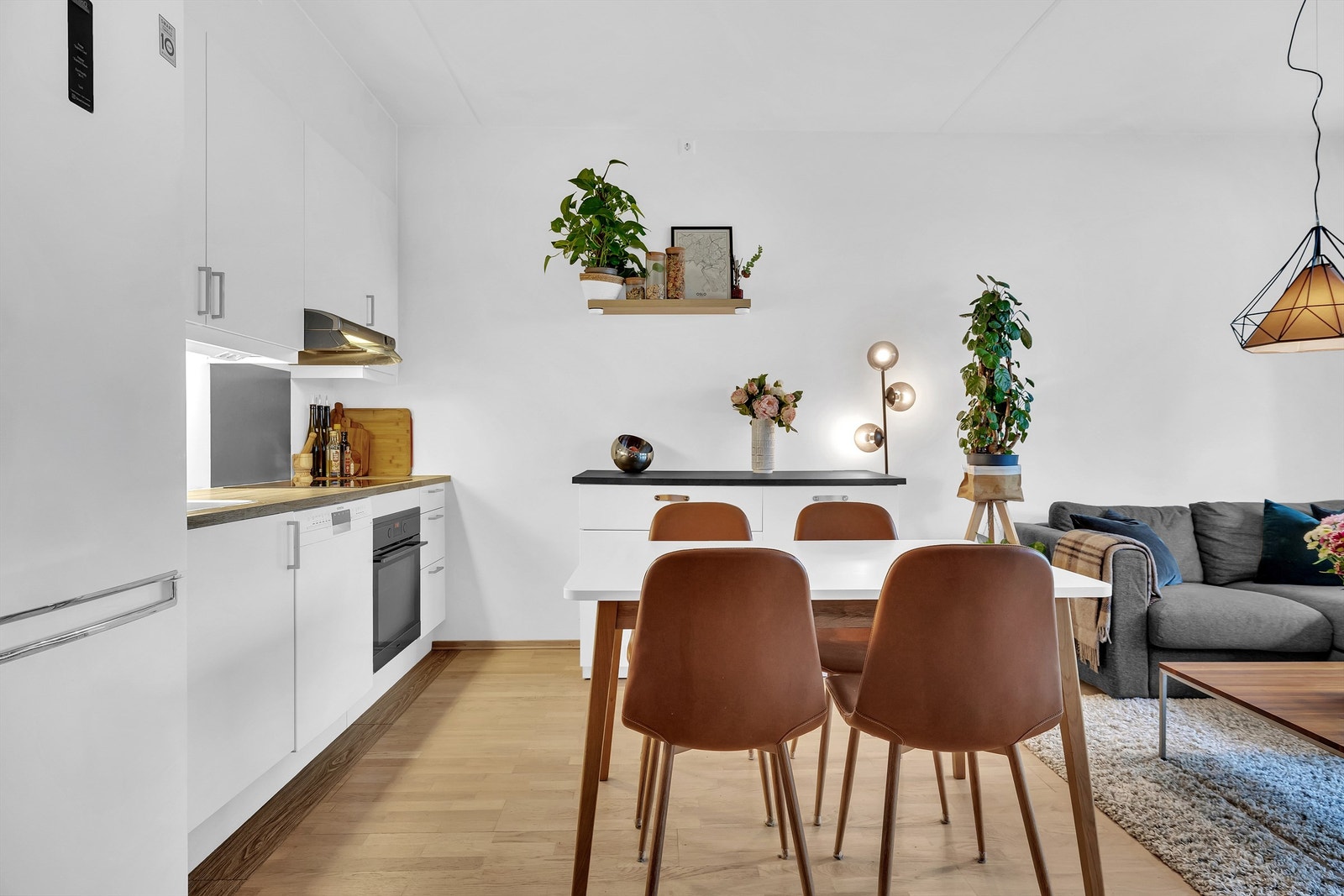 Leiligheten har en åpen stue/kjøkken løsning, et sosialt allrom og perfekt når du har gjester! Galleribilde