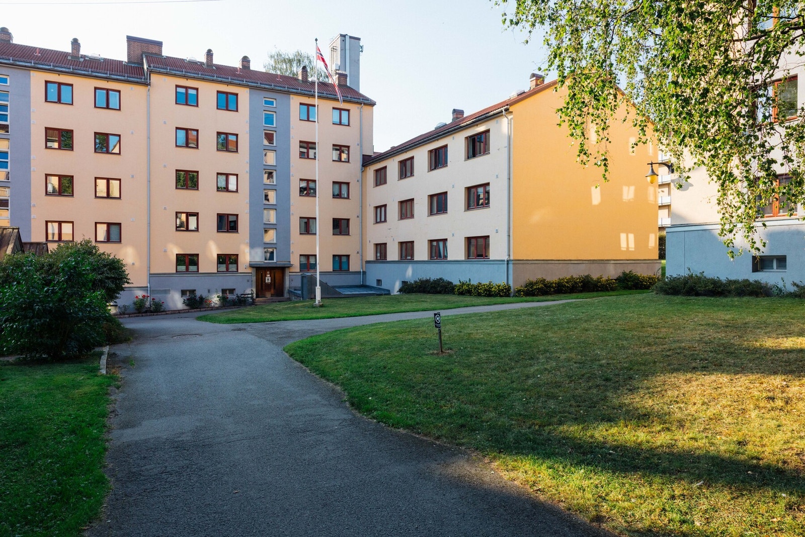 Fine grøntarealer på borettslagets eiendom Galleribilde