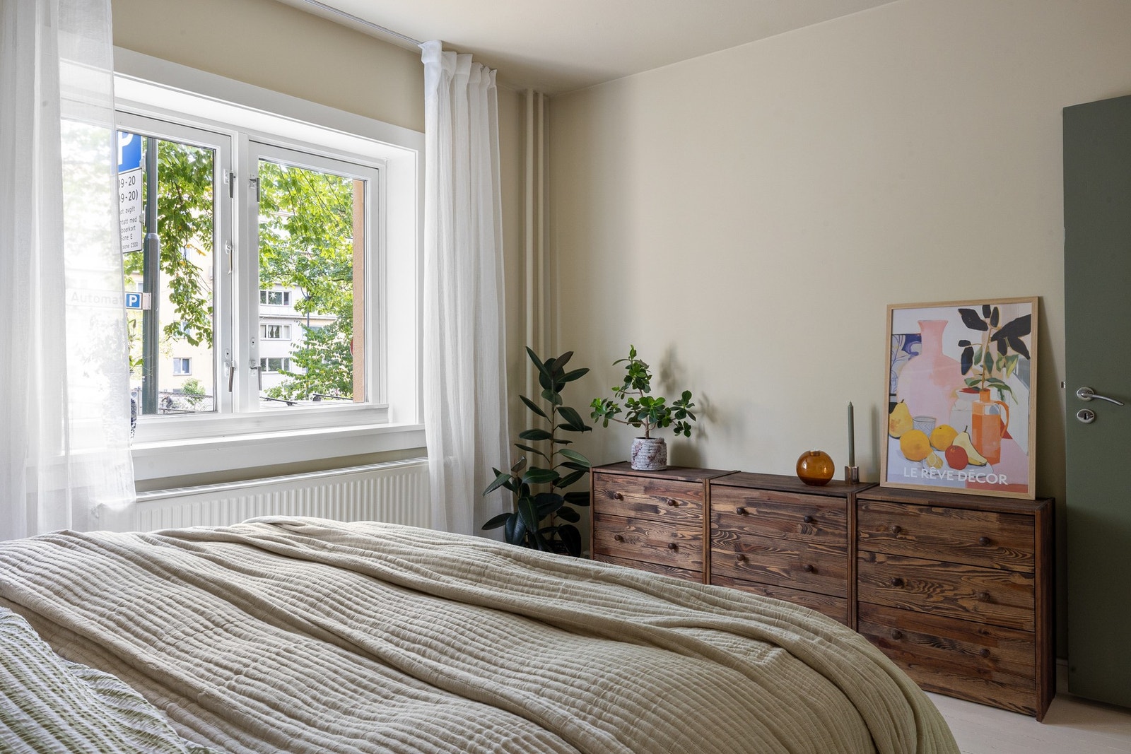 Her er det god plass til ønsket kommode- eller garderobeløsning Galleribilde