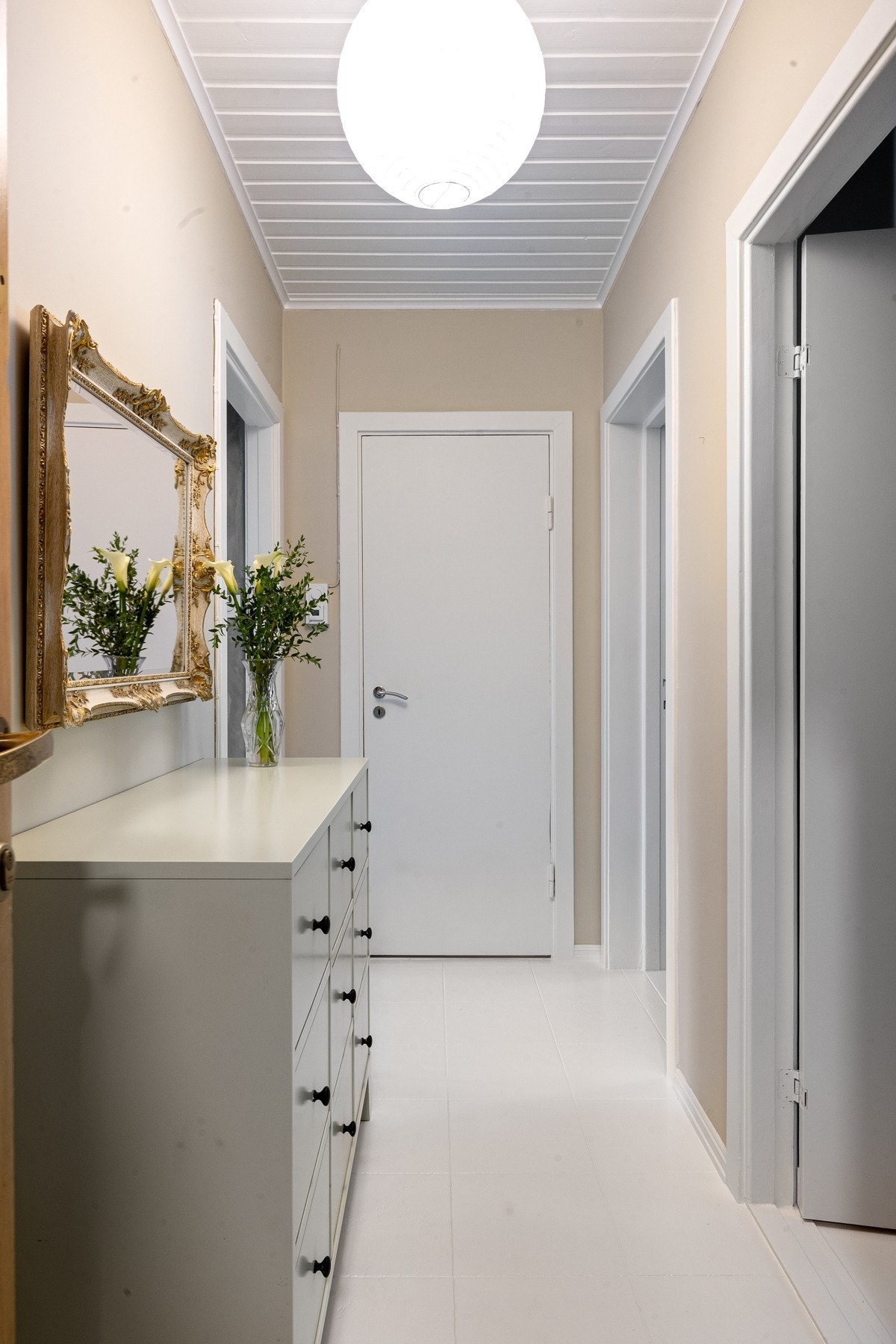 Lys gang som binder rommene sammen. Malte fliser på gulv Galleribilde