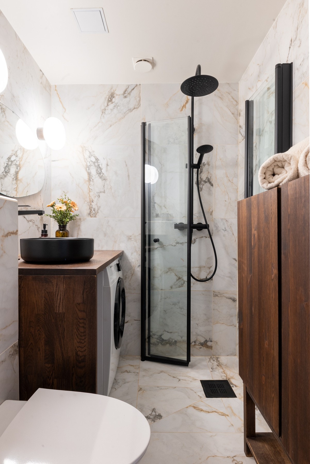 Flott helfliset bad med opplegg for vaskemaskin Galleribilde